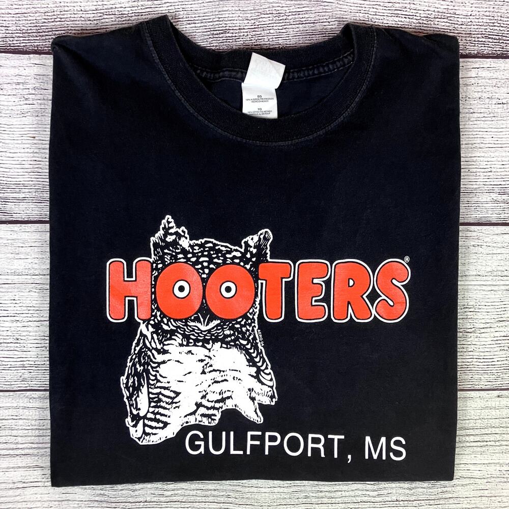 Vintage 2003 Hooters Gulfport, Mississippi T-shirt